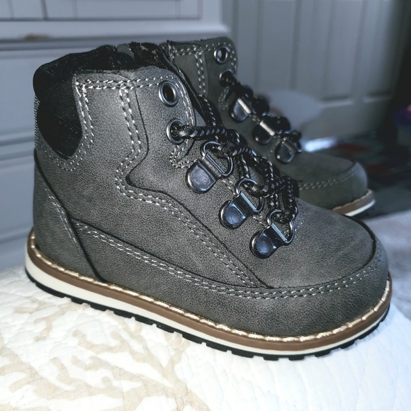 New boy's Children's Place charcoal gray faux leather boot Size 5 - Picture 3 of 4